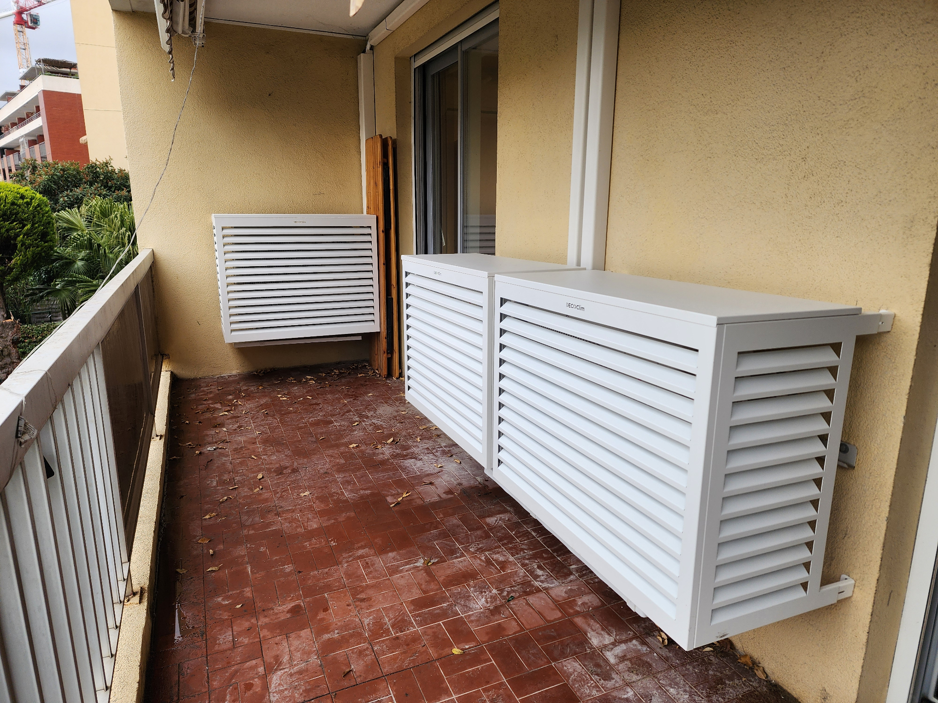 Caches Decoclim posés pour intégration esthétique sur la terrasse