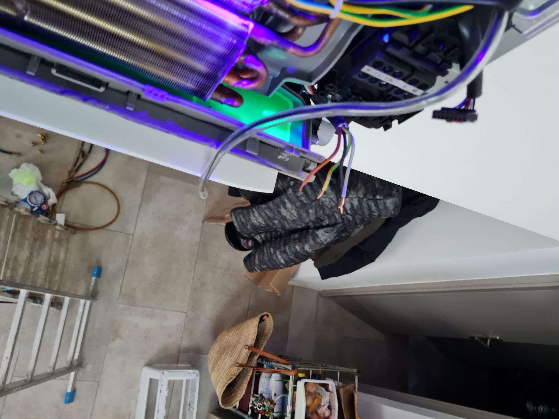 Recherche de fuite — traceur UV fluorescent sur le circuit frigorifique